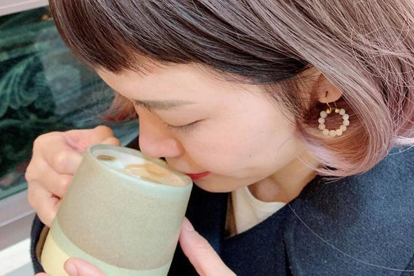女孩喝咖啡與防彈咖啡